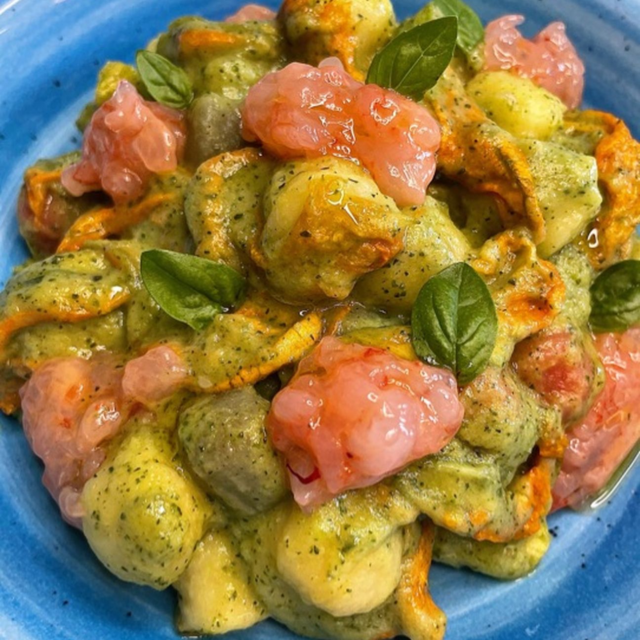 Chicche di patate con crema di zucchine, tartare di gambero e fiori di zucca