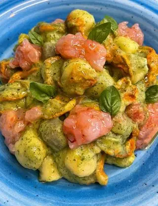 Ricetta Chicche di patate con crema di zucchine, tartare di gambero e fiori di zucca di ilmiopiattoacolori