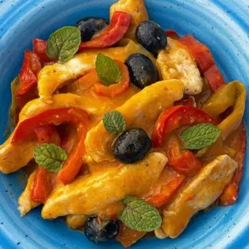 Ricetta Straccetti di pollo cremosissimi con peperoni e olive di ilmiopiattoacolori