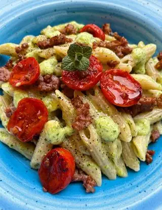 Ricetta Penne con crema di zucchine e robiola, salsiccia e pomodorini di ilmiopiattoacolori