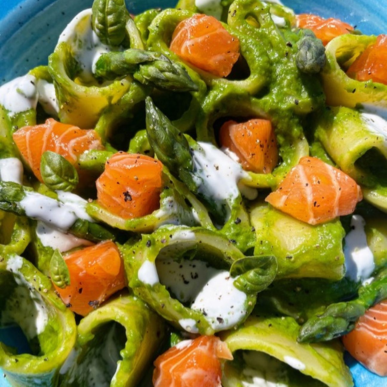 Calamarata con crema di asparagi, tartare di salmone e stracchino