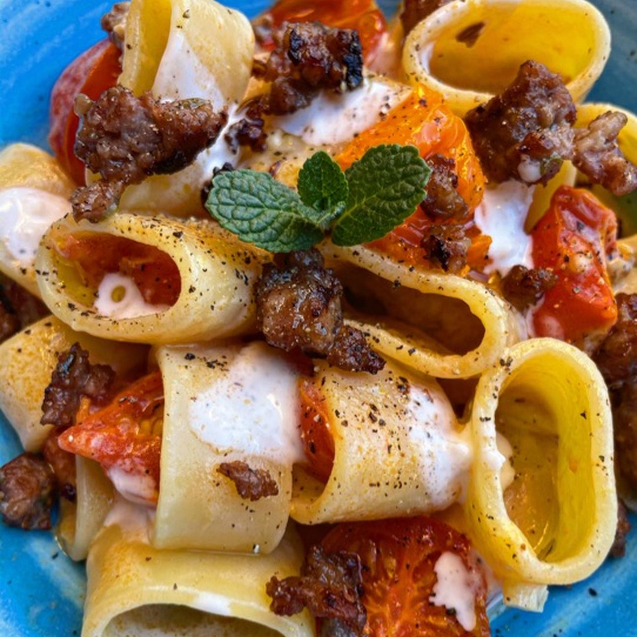 Calamarata con mix di pomodorini, salsiccia e crema al pecorino
