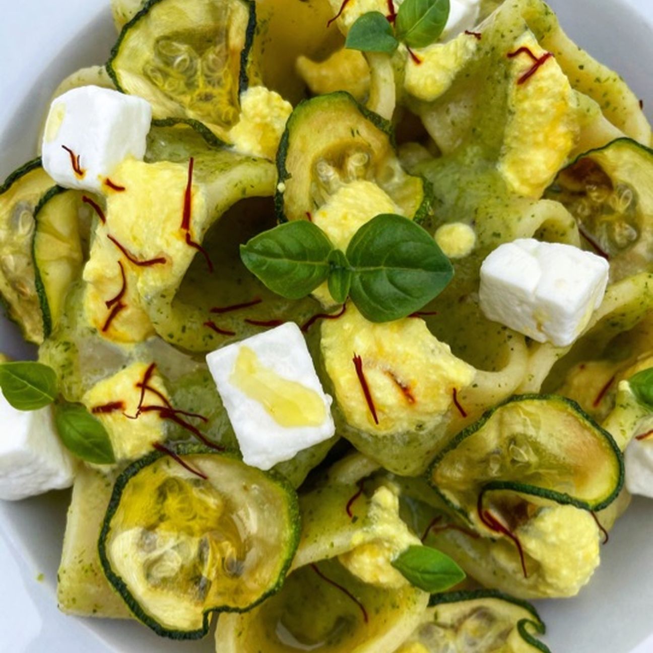 Calamarata con crema di zucchine allo zafferano, chips di zucchine e feta