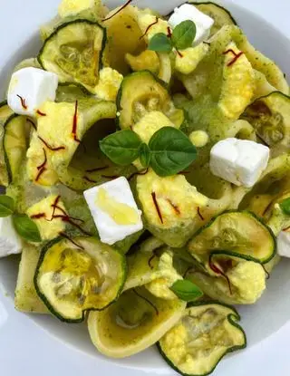 Ricetta Calamarata con crema di zucchine allo zafferano, chips di zucchine e feta di ilmiopiattoacolori