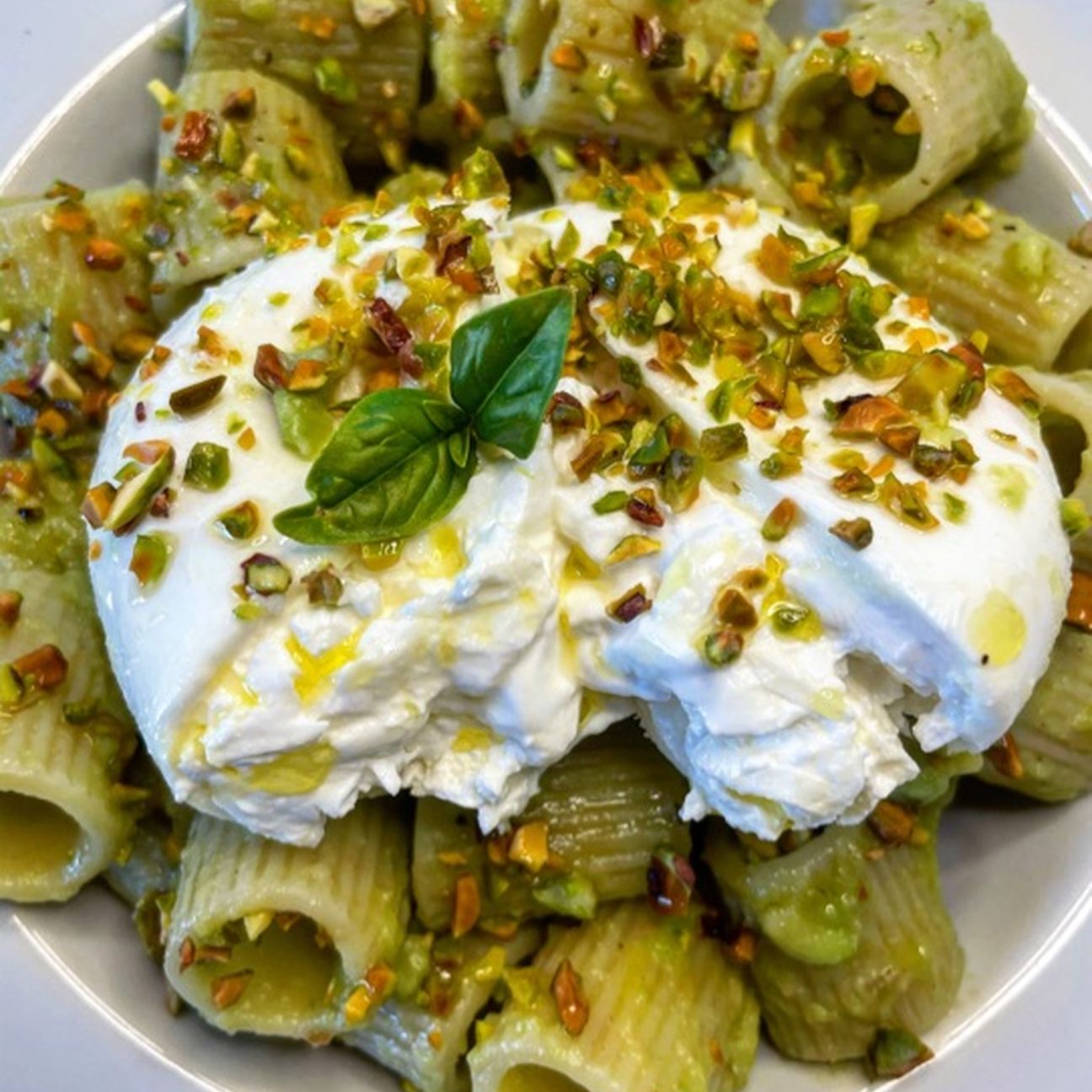 Mezze maniche con crema di avocado, burrata e pistacchi