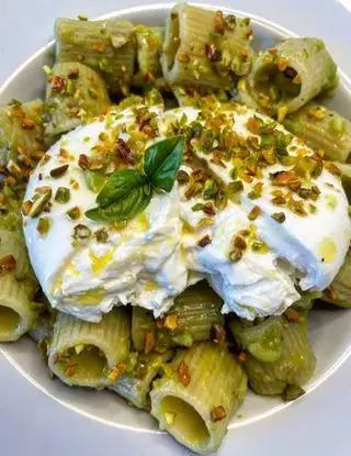 Ricetta Mezze maniche con crema di avocado, burrata e pistacchi di ilmiopiattoacolori