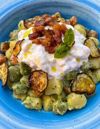 Ricetta Chicche di patate con crema di zucchine al basilico, stracciatella e guanciale di ilmiopiattoacolori