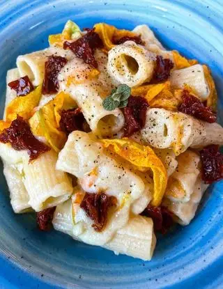 Ricetta Rigatoni con crema di patate, fiori di zucca e pomodori secchi di ilmiopiattoacolori