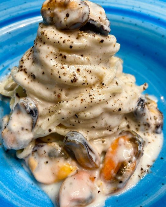 Crema al pecorino, cozze e pepe nero