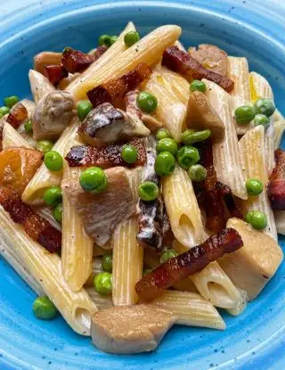 Ricetta Penne con besciamella ai funghi porcini, piselli e pancetta croccante di ilmiopiattoacolori