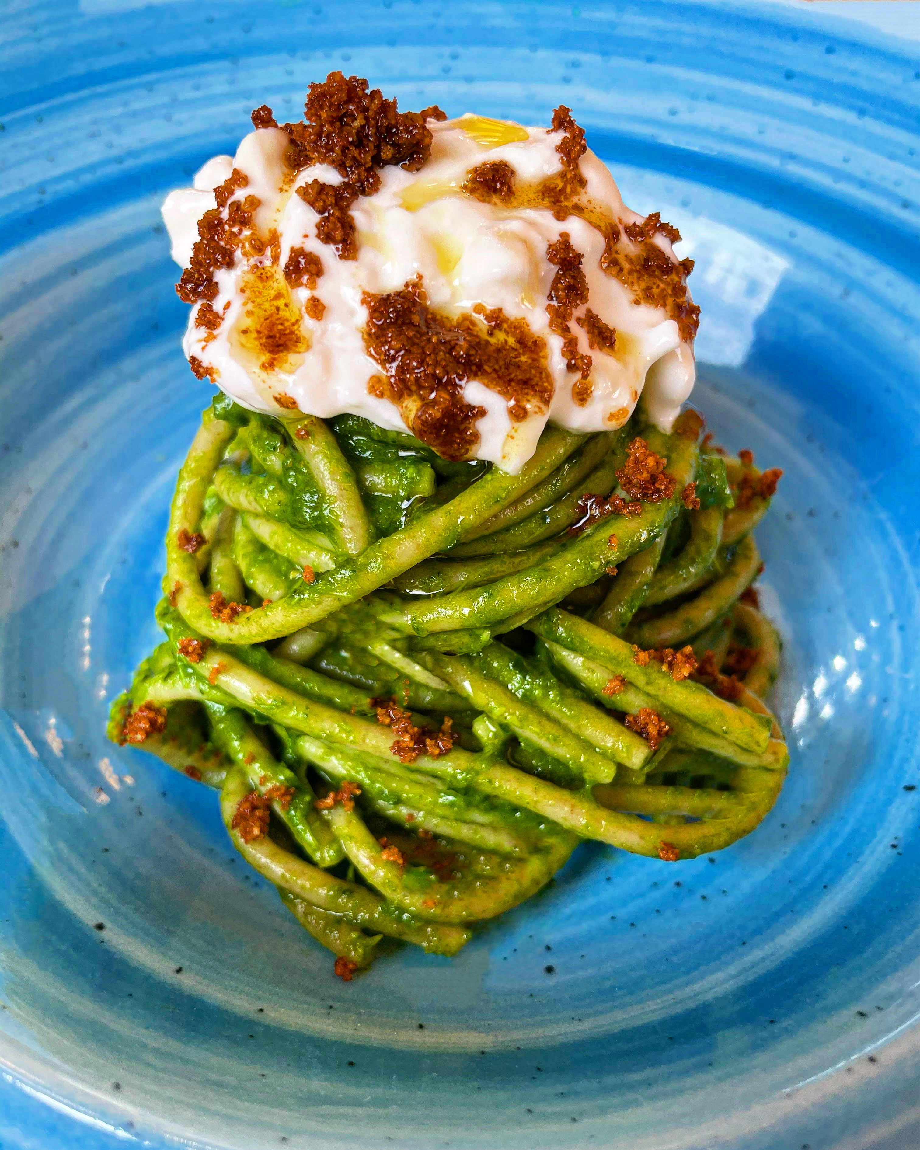 Bucatini piccanti al pesto di rucola e sgombro