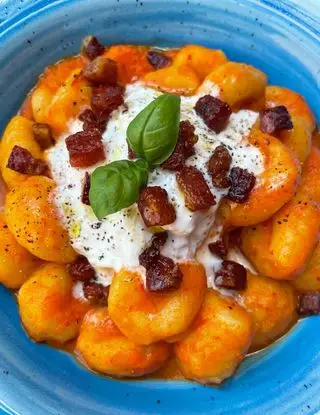 Ricetta Gnocchi con crema di peperoni, stracciatella e pancetta croccante di ilmiopiattoacolori