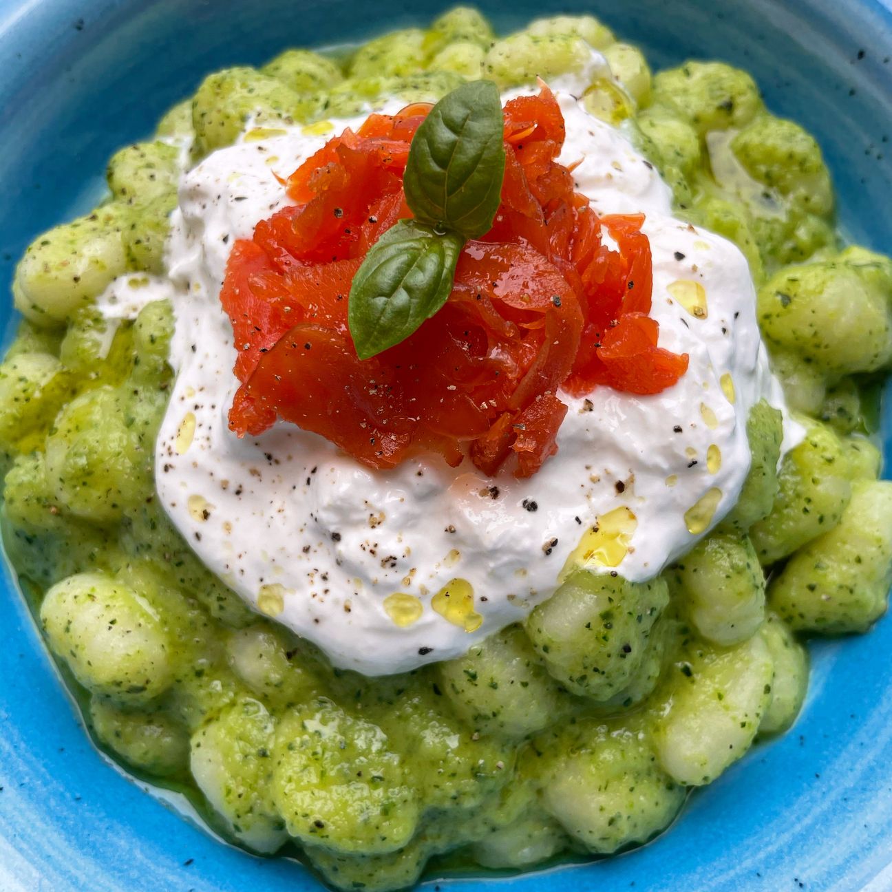 Gnocchetti con crema di zucchine, stracciatella e salmone affumicato