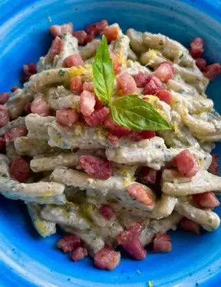 Ricetta CASERECCE CON PESTO DI ROBIOLA, BASILICO, MANDORLE  E SCORZA DI LIMONE CON PANCETTA AFFUMICATA CROCCANTE di ilmiopiattoacolori