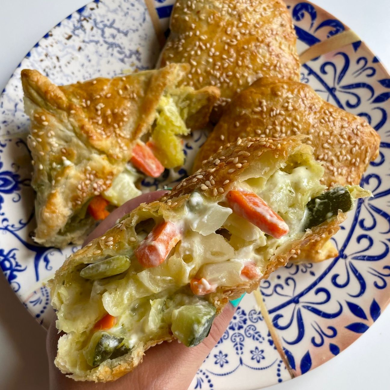Fagottini di pasta sfoglia ripieni di stracchino, pesto e verdure