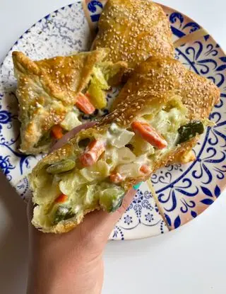 Ricetta Fagottini di pasta sfoglia ripieni di stracchino, pesto e verdure di ilmiopiattoacolori