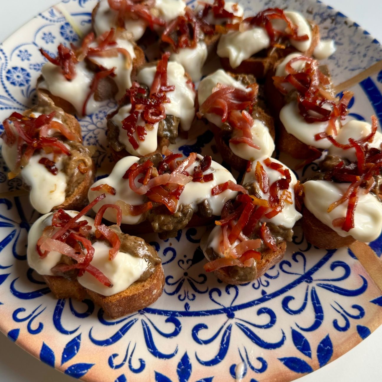 Tartine sfiziose con trito di funghi, stracchino e speck croccante