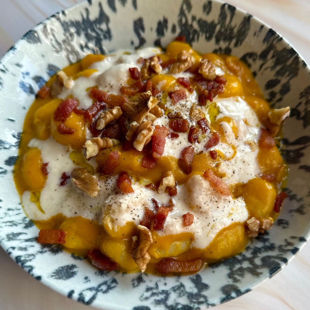 Gnocchi con crema di zucca, stick di guanciale croccante, pecorino e noci