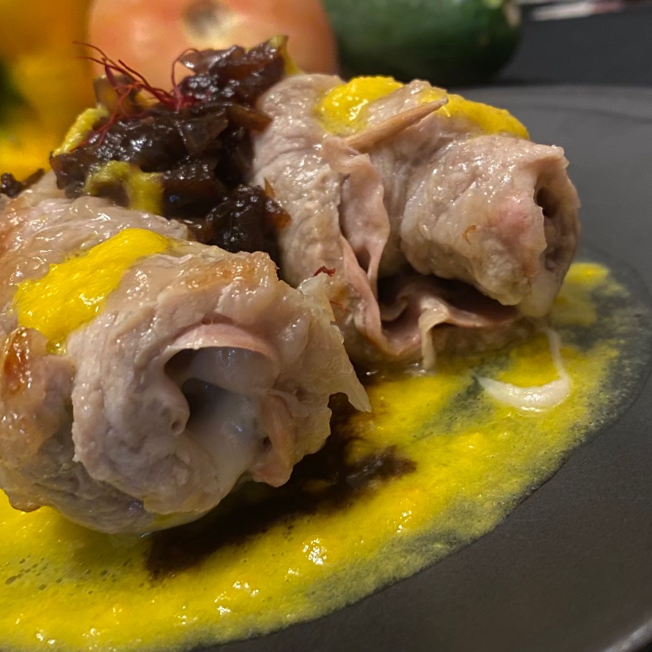 Involtini su crema di peperone allo zafferano con cipolle caramellate