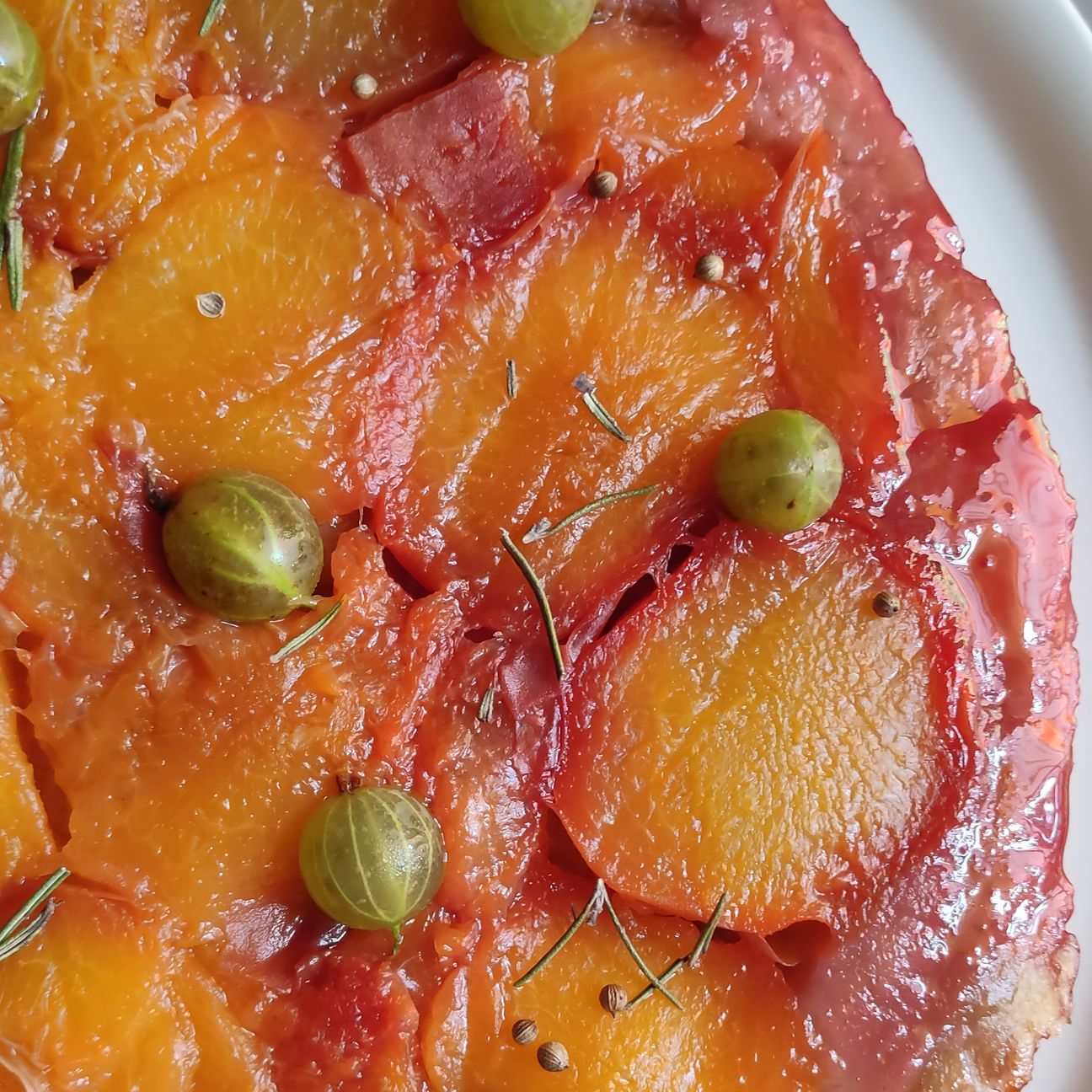 Tarte tatîn pesche e rosmarino con uva spina