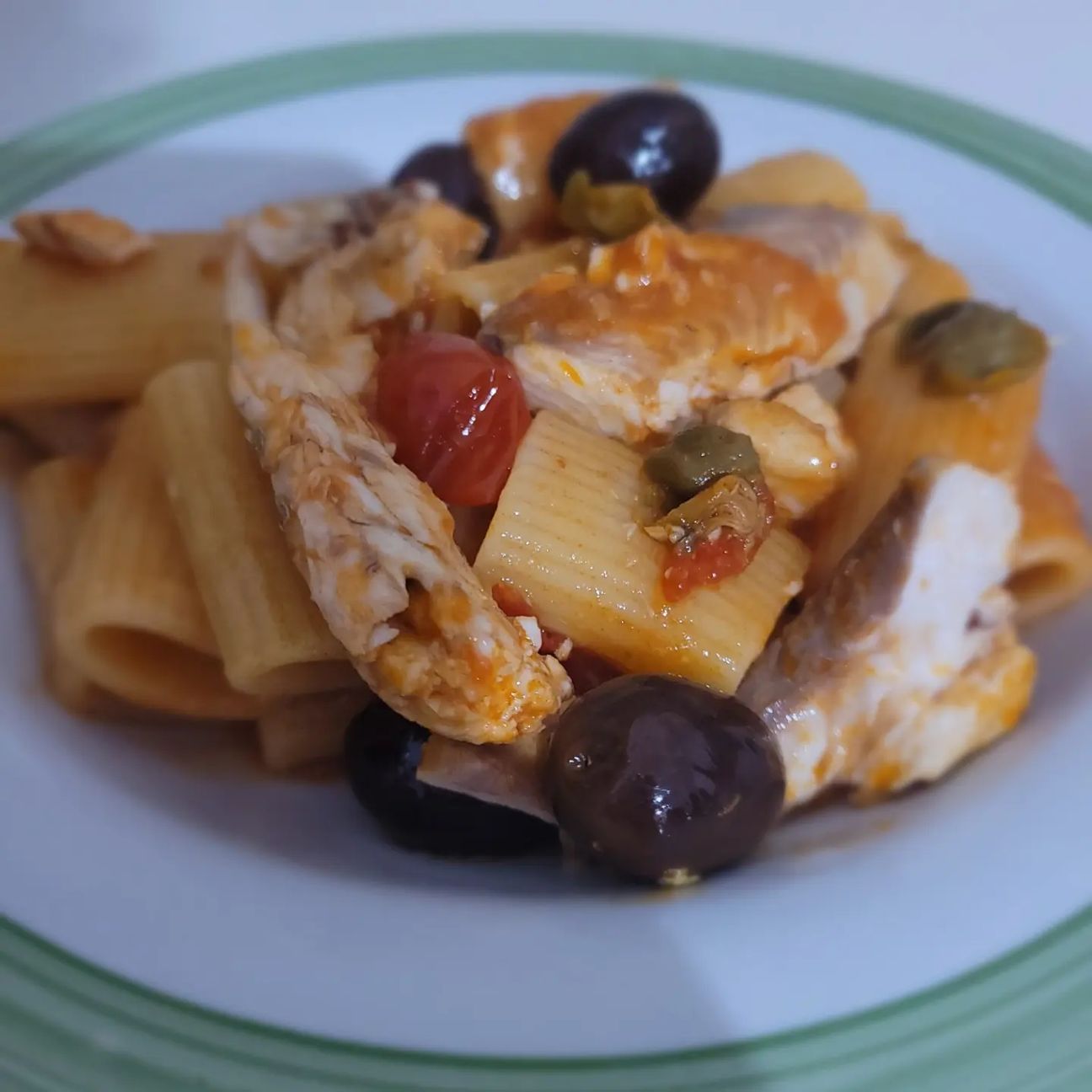 Mezze maniche con lampuga, pomodorini, capperi e olive