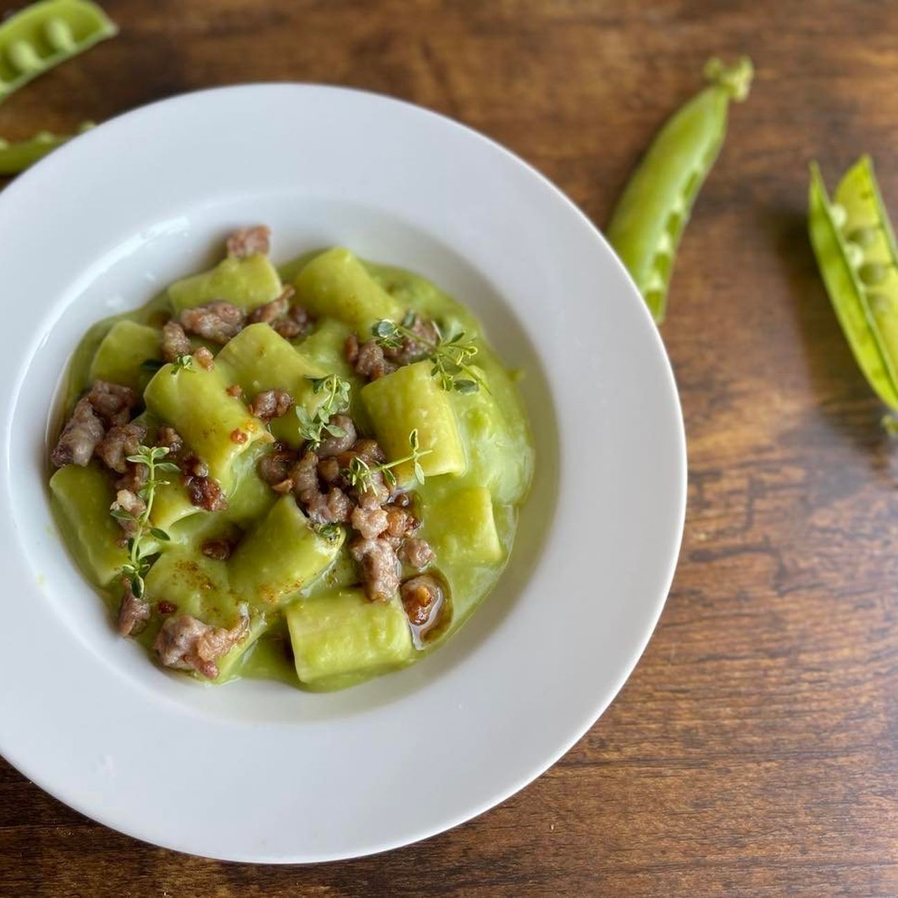 Pasta con crema di piselli e salsiccia croccante