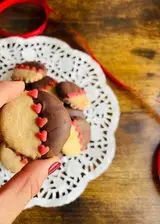 Ricetta Biscotti con Glassa al Cioccolato (Idea per San Valentino)