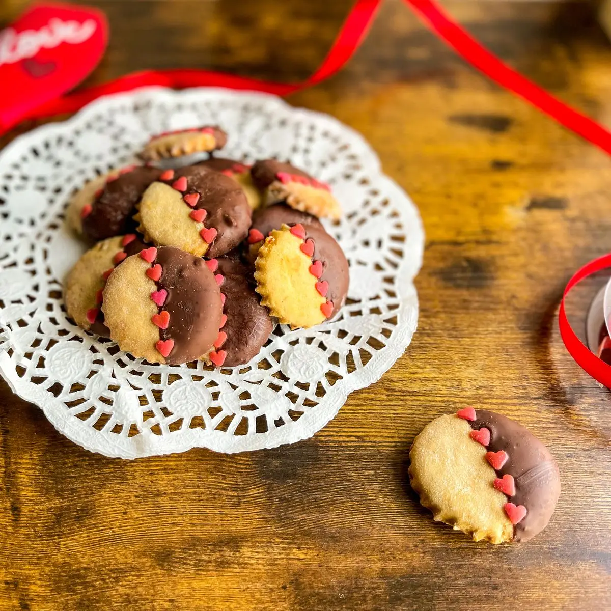 Ricetta Biscotti con Glassa al Cioccolato (Idea per San Valentino) di cucina_e_non_solo