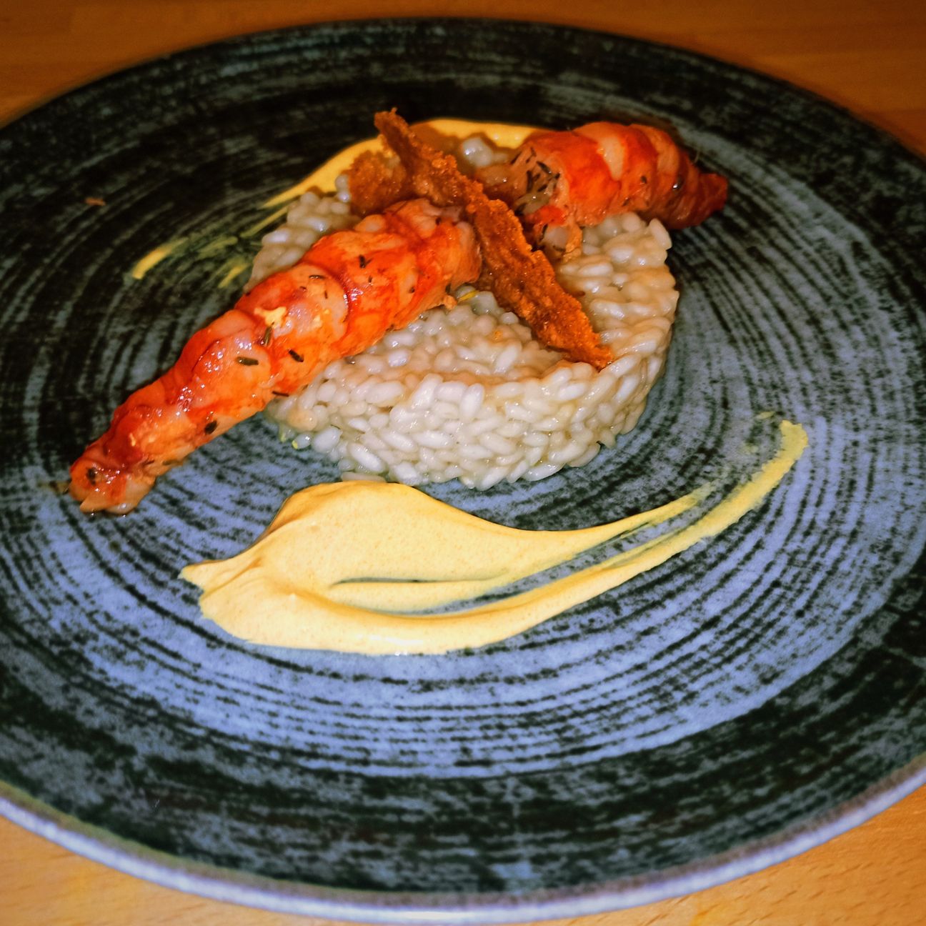 Risotto aglio olio e peperoncino, gamberi allo zenzero e timo, salsa alla curcuma e cialda di parmigiano alla paprika