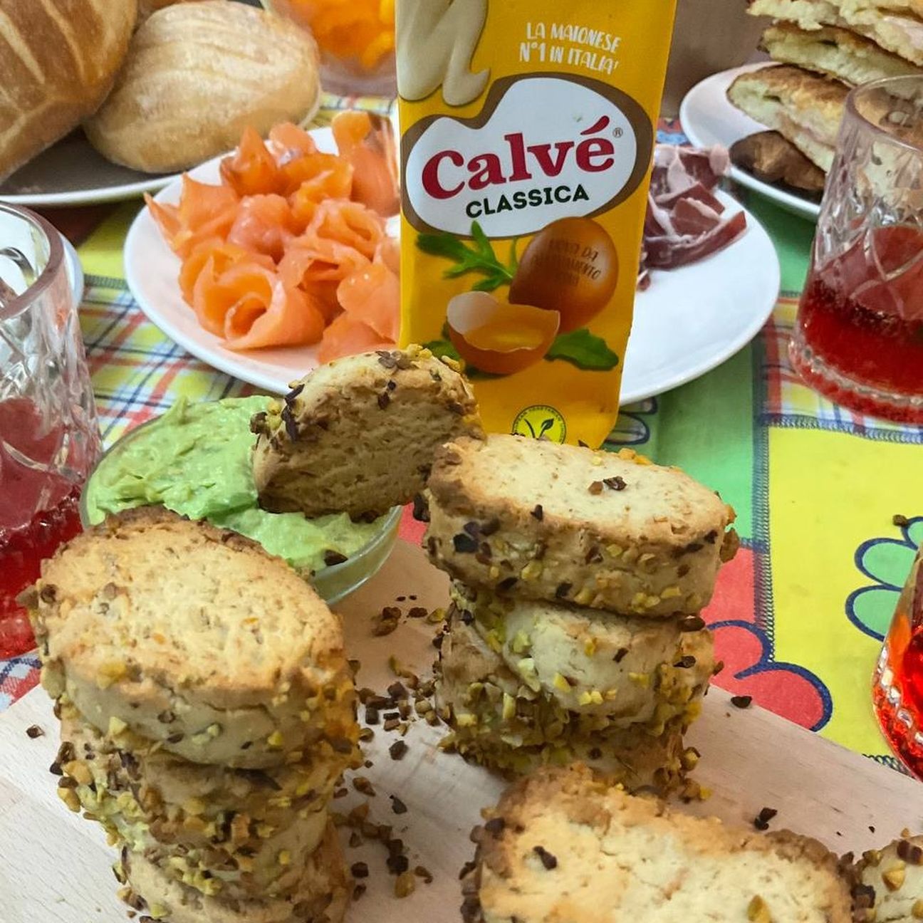 biscotti di pasta frolla salata alla maionese con salsa di avocado