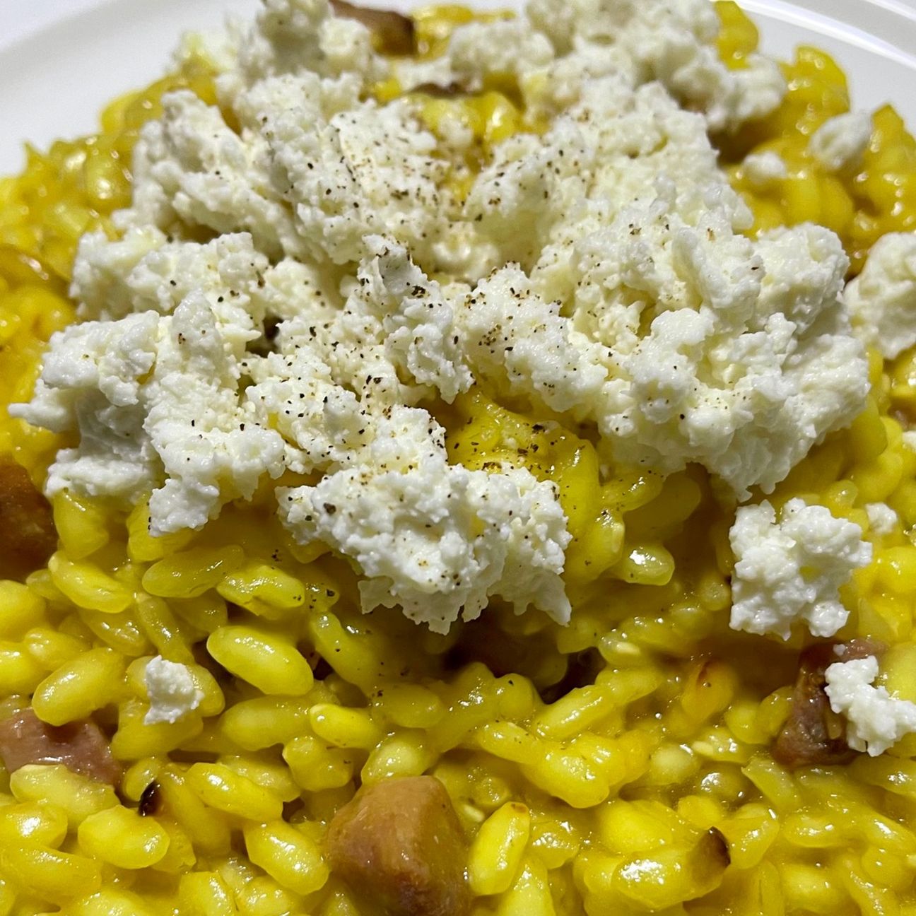 Risotto zafferano, cubetti di pancetta affumicata e ricotta