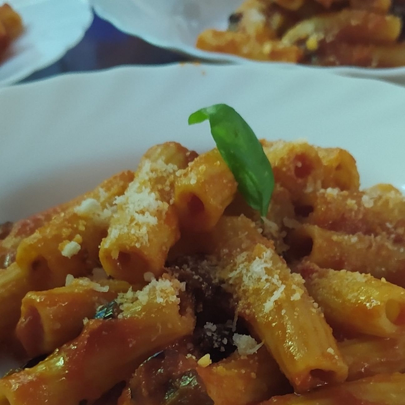 Pasta con salsa e melanzane