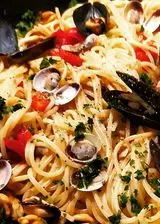 Ricetta Spaghetti cozze, vongole e pomodorini 