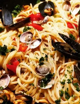 Ricetta Spaghetti cozze, vongole e pomodorini  di francescacass