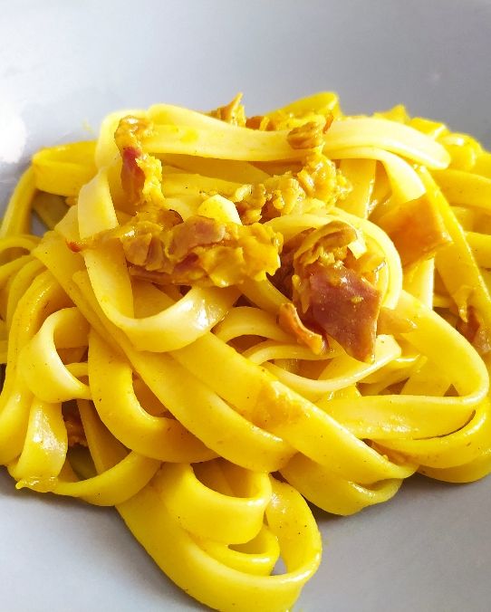 Fettucce speck e curry