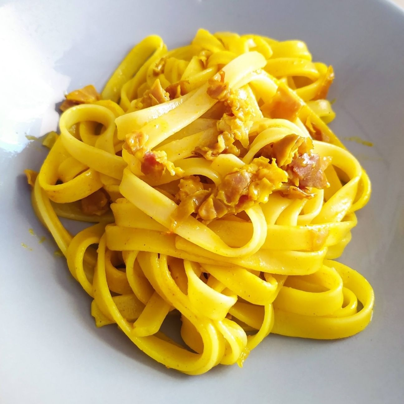 Tagliatelle e zafferano e speck