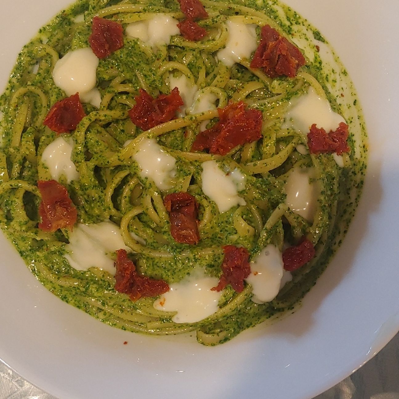 Linguine al pesto di rucola, pomodori secchi e sqacquerone