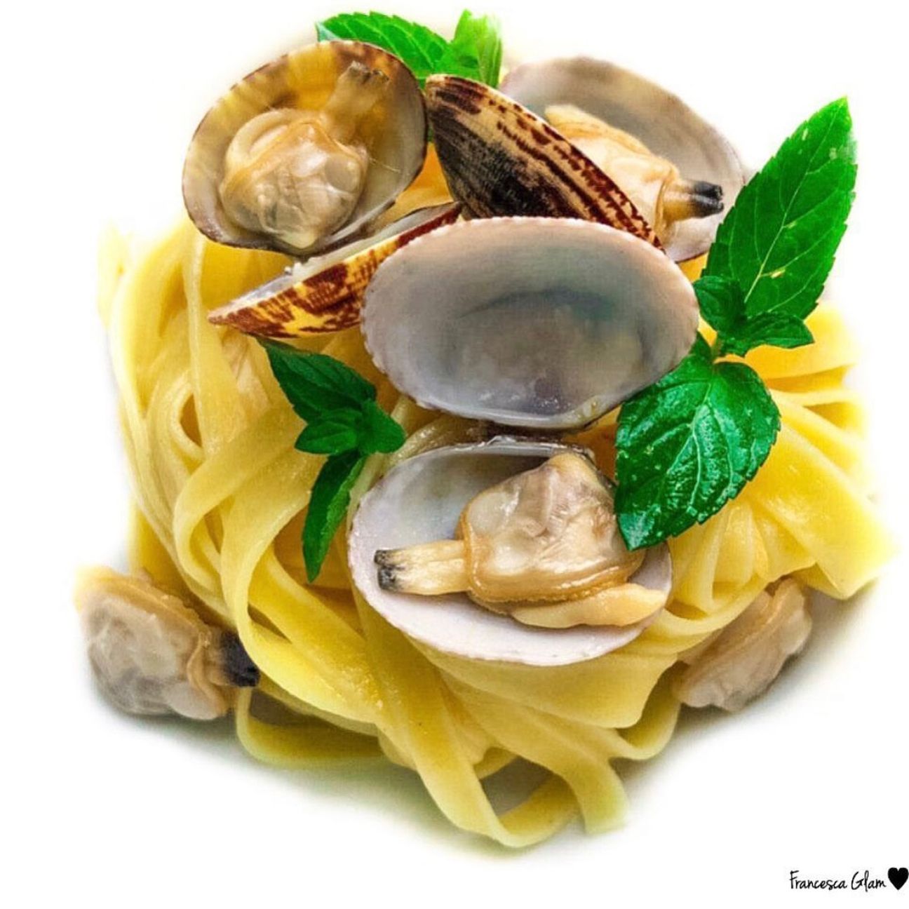 Fettuccine al limone con vongole veraci,menta e peperoncino