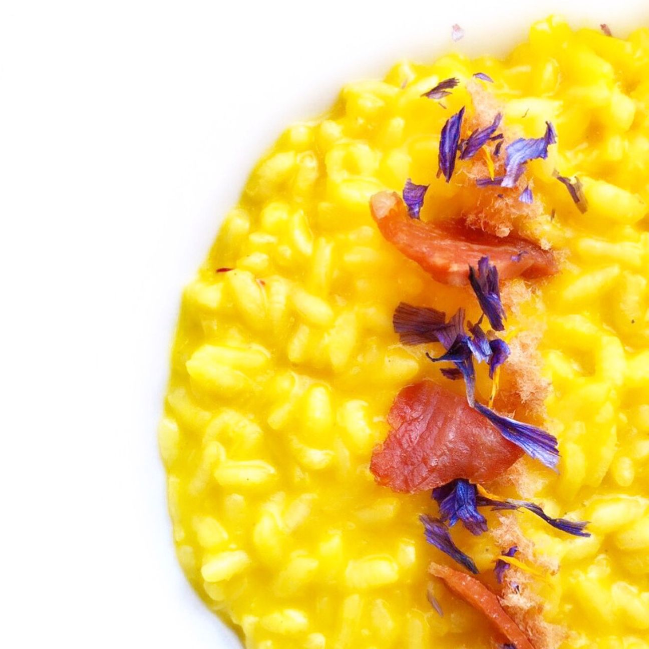 Risotto allo zafferano con prosciutto crudo e fiori di zafferano