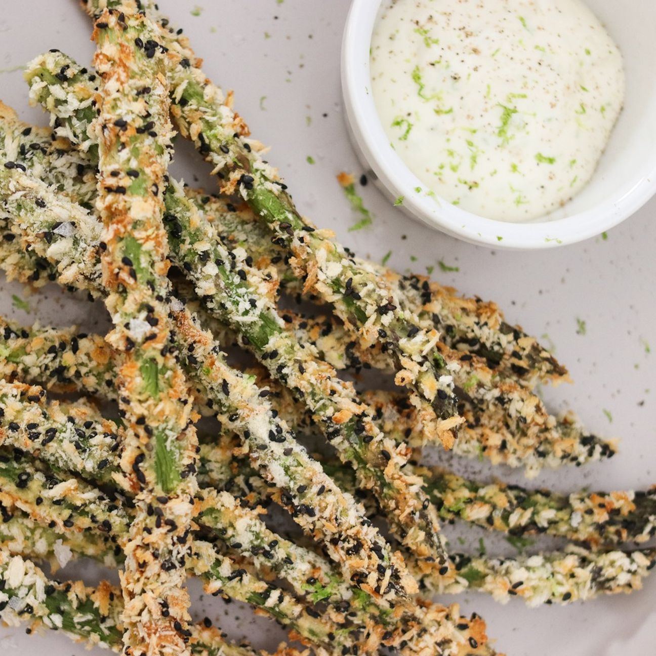 Asparagi croccanti al forno con maionese al lime e aglio
