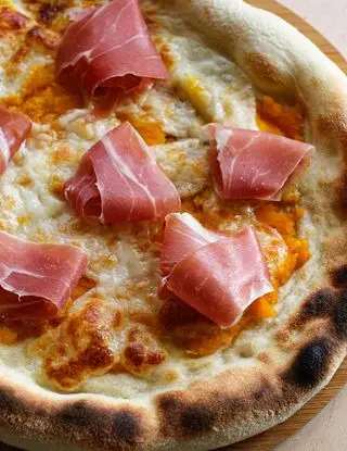 Ricetta Pizza con crema di zucca e prosciutto crudo di nennelluccia