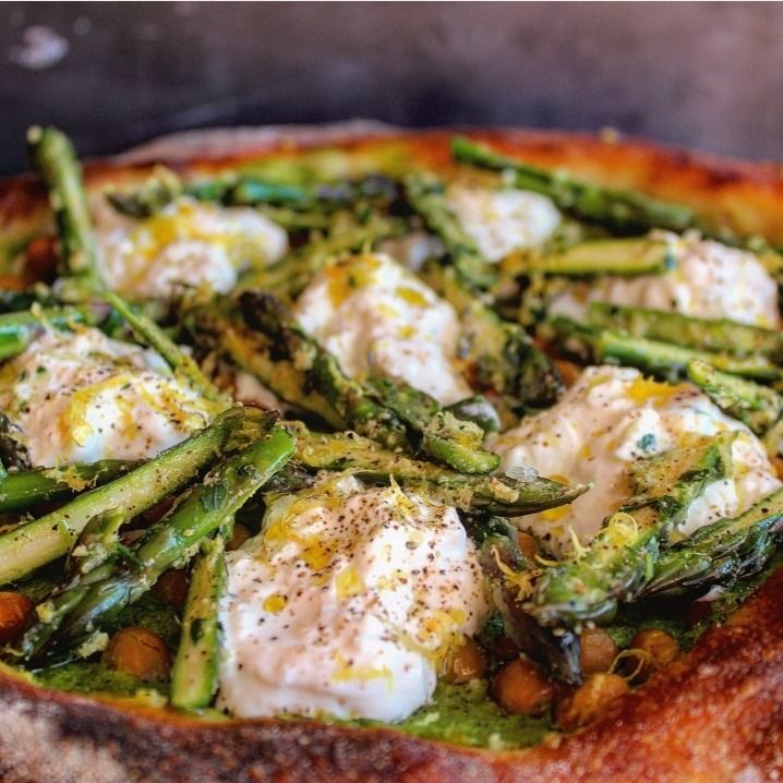 Pizza con asparagi ceci stracciatella e mozzarella