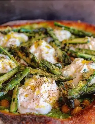 Ricetta Pizza con asparagi ceci stracciatella e mozzarella di nennelluccia