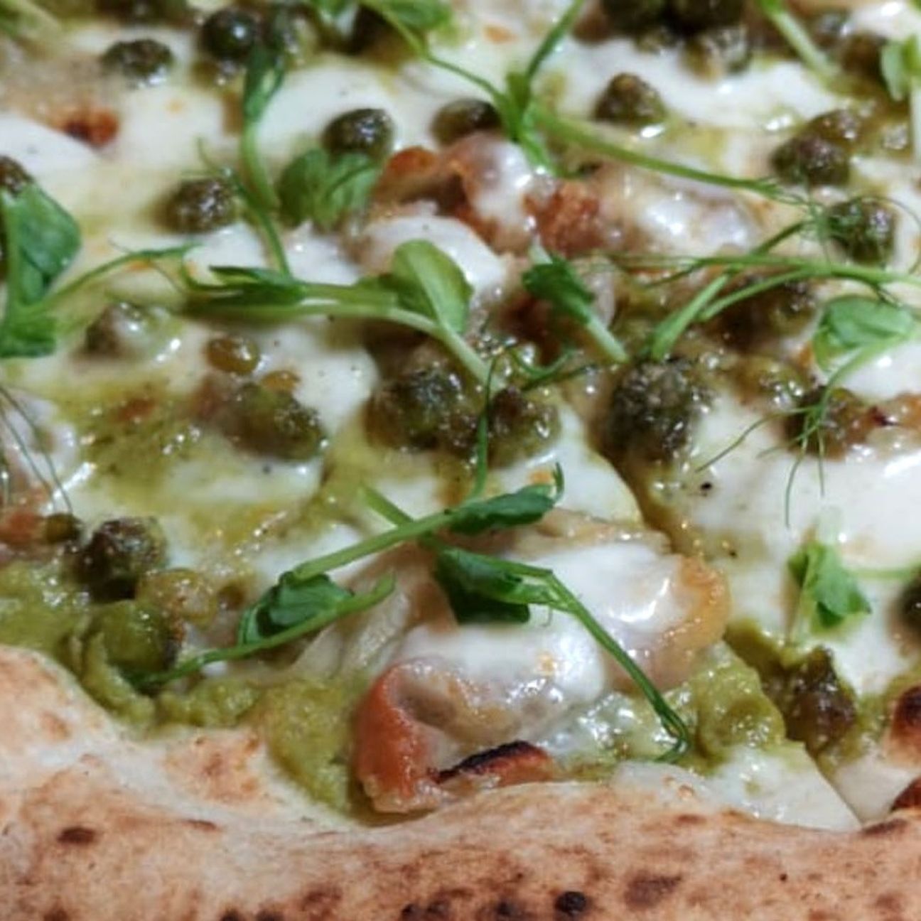 Pizza con piselli e guanciale