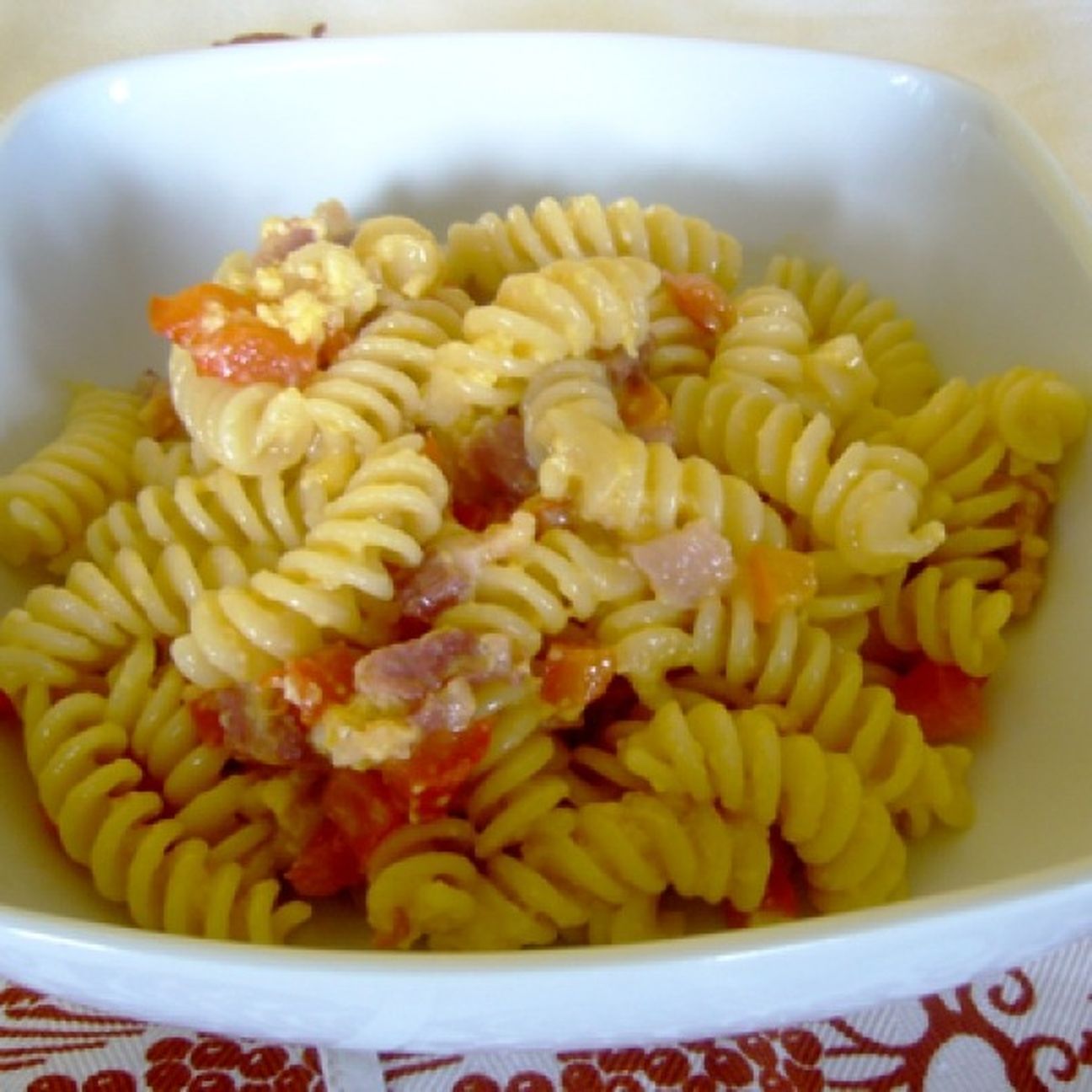 Fusilli di carbonara con peperoni