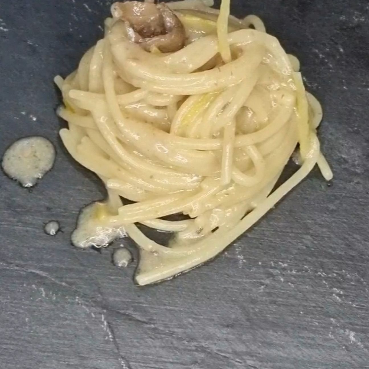 Spaghettone, con acciughe zest di limone e parmigiano