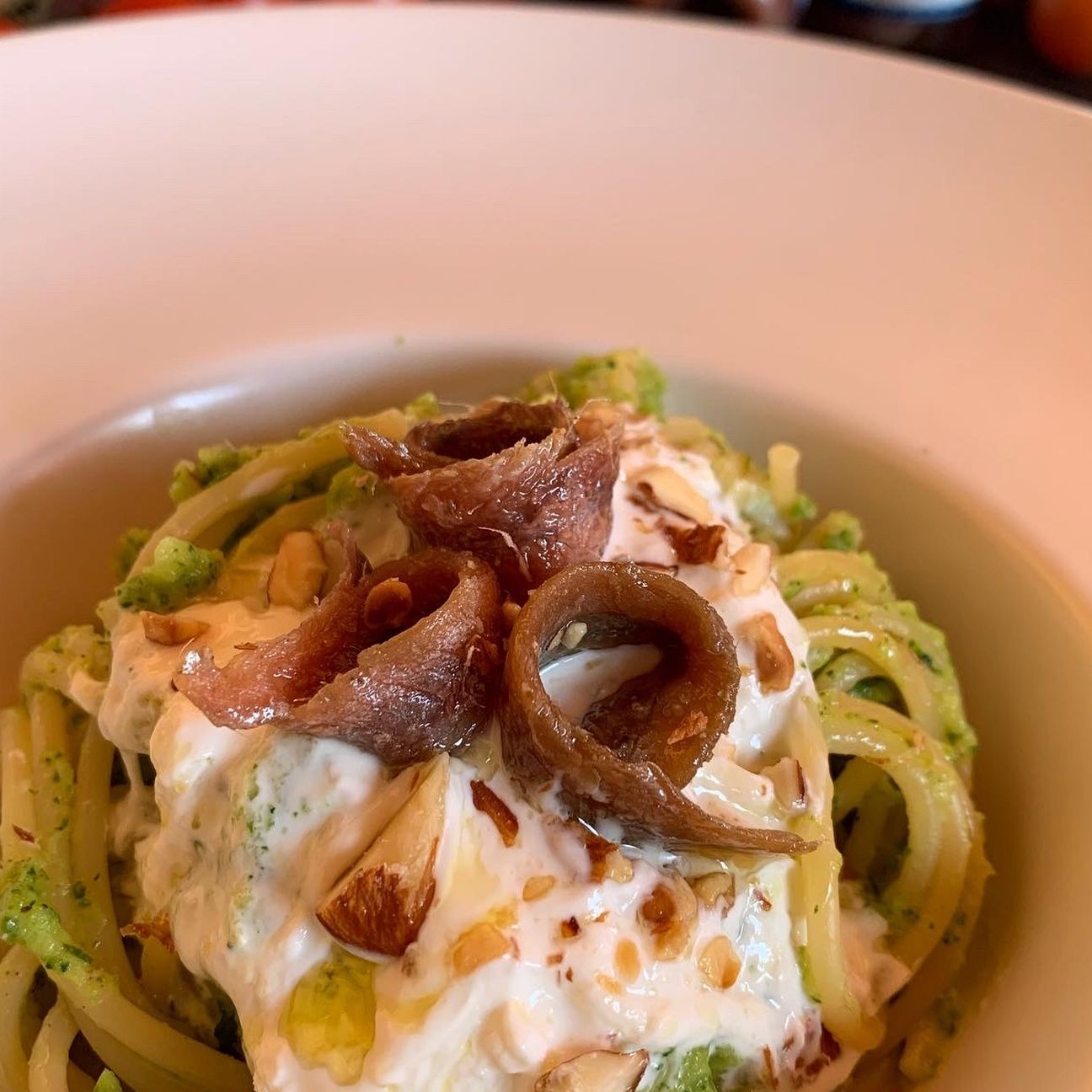 SPAGHETTI CON PESTO DI ZUCCHINE, STRACCIATELLA E ACCIUGHE