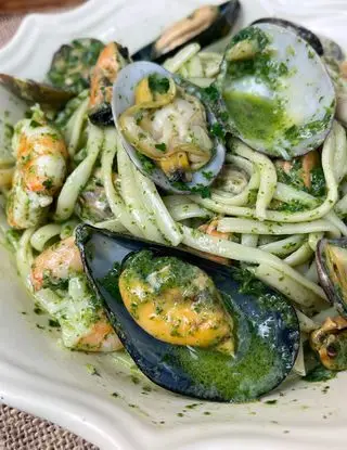 Ricetta LINGUINE CON PESTO DI RUCOLA e FRUTTI DI MARE di angelasurano80