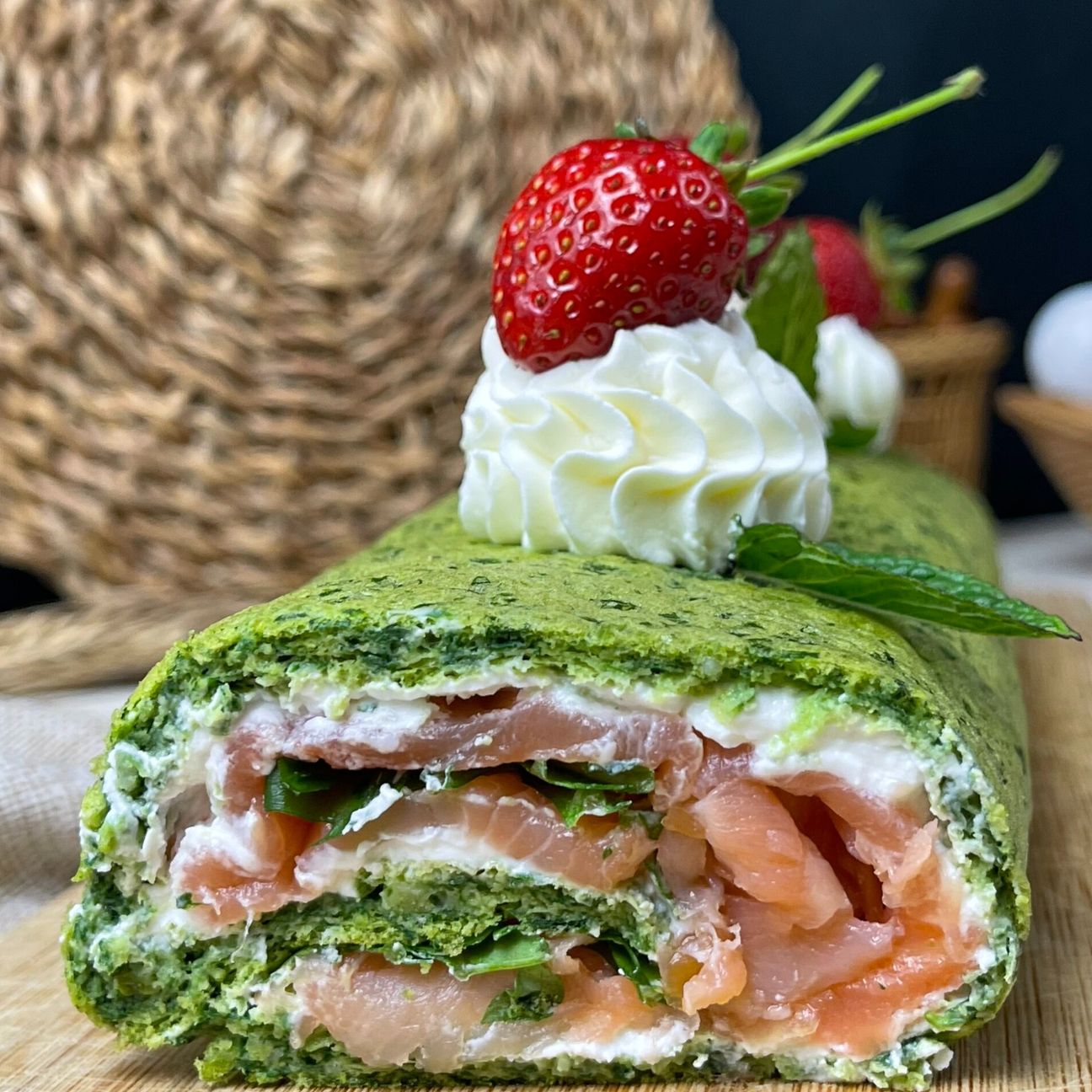 ROTOLO AGLI SPINACI CON SALMONE, QUARK e RUCOLA