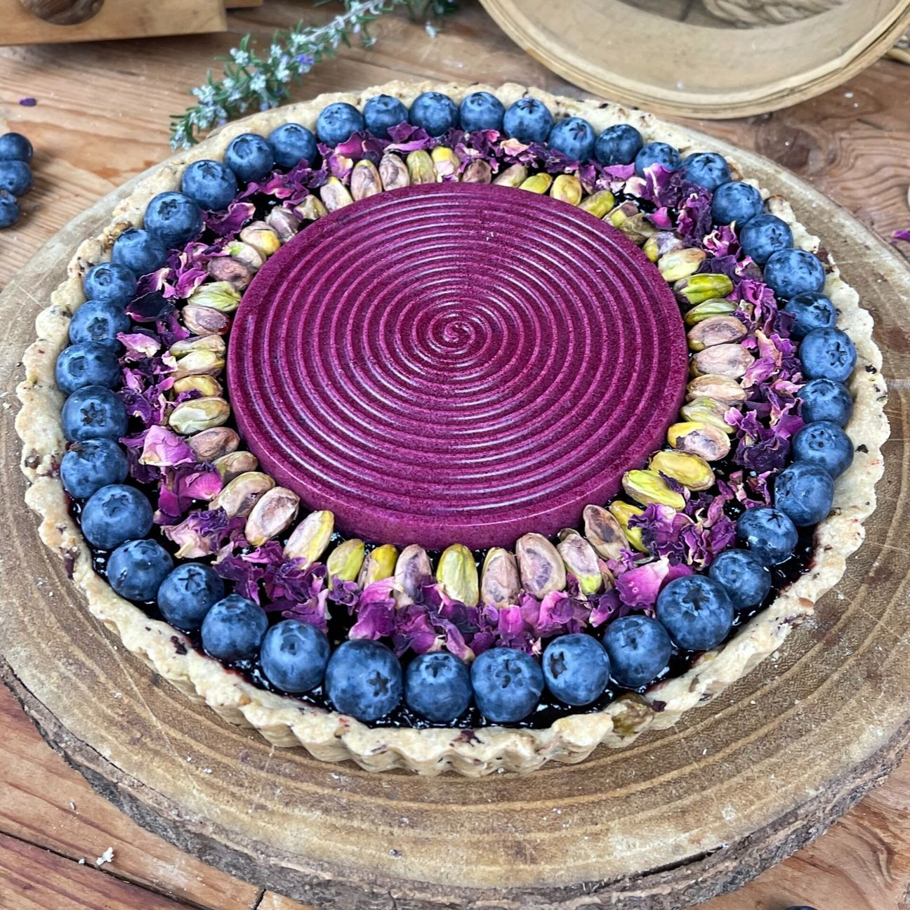 CROSTATA AI MIRTILLI E PETALI DI ROSE